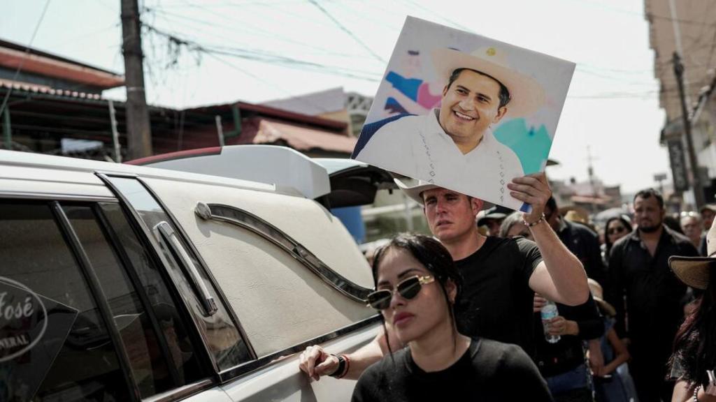 Carlos Manzo era un alcalde independiente de Uruapan (Michoacán, México) que había denunciado las atrocidades del crimen organizado en la región y exigió mayor respaldo de los Gobiernos estatal y federal..jpg