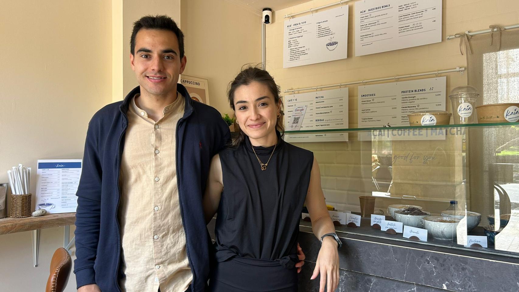Javier y Paula en Kaia, su nuevo local de açai.