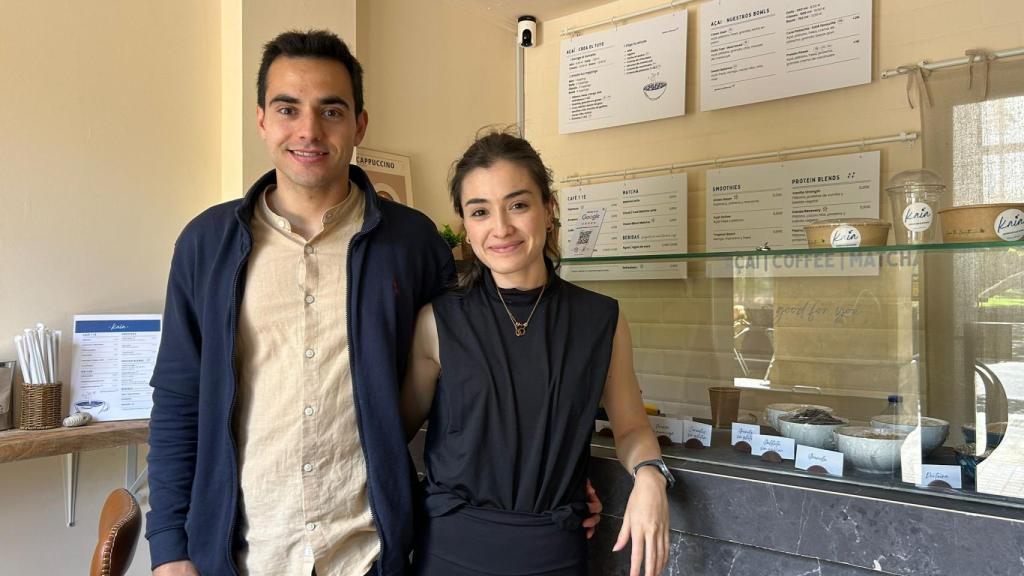 Javier y Paula en Kaia, su nuevo local de açai.