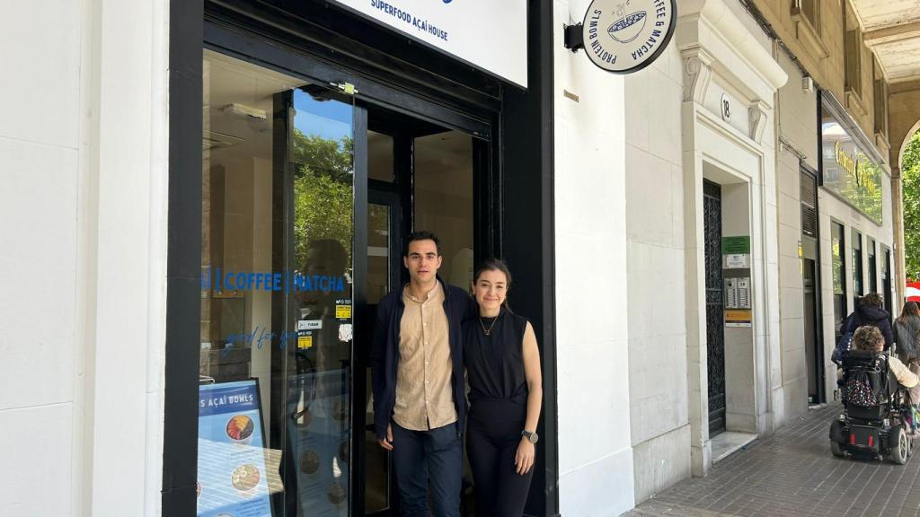 Javier y Paula, a las puertas de Kaia, su nuevo local de açai.