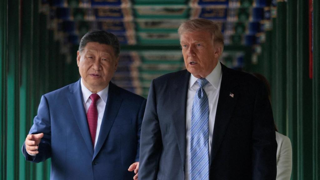 Xi guía a Trump por el Zhongnanhai.