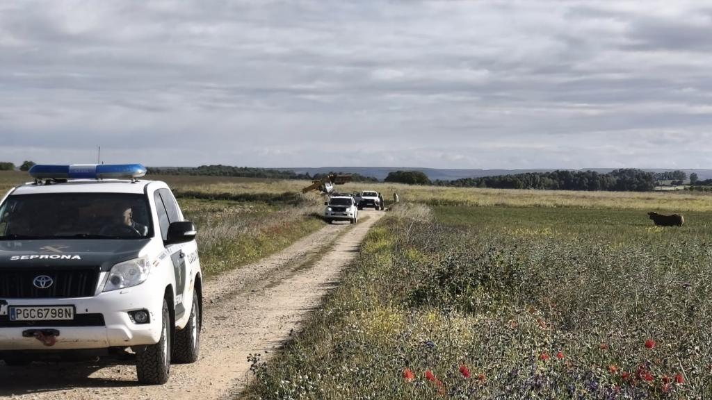 Los agentes de la Guardia Civil durante el operativo en el municipio zamorano de Morales del Vino