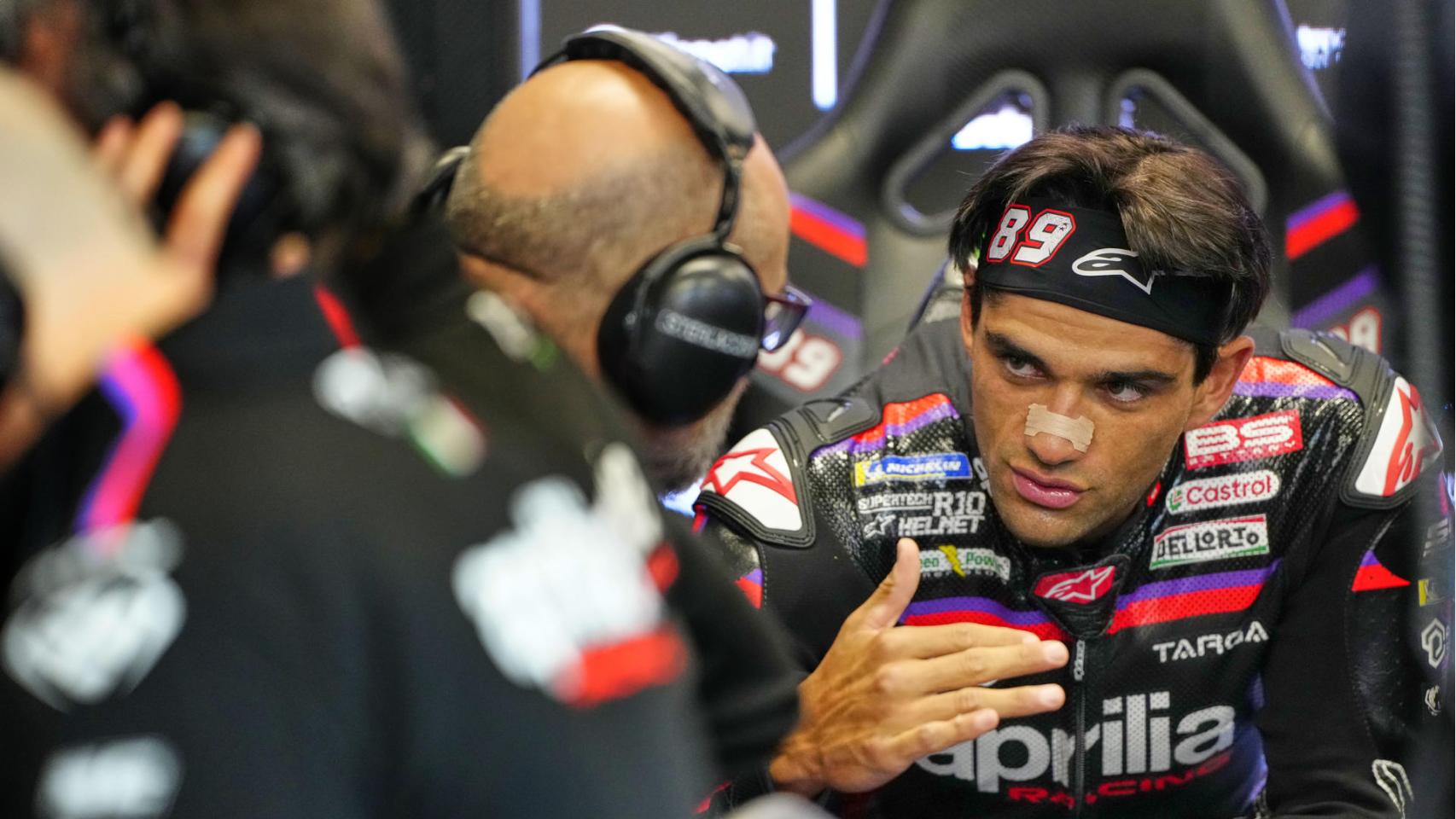 Jorge Martín explica sus sensaciones a los técnicos de Aprilia, en el circuito de Barcelona-Cataluña.