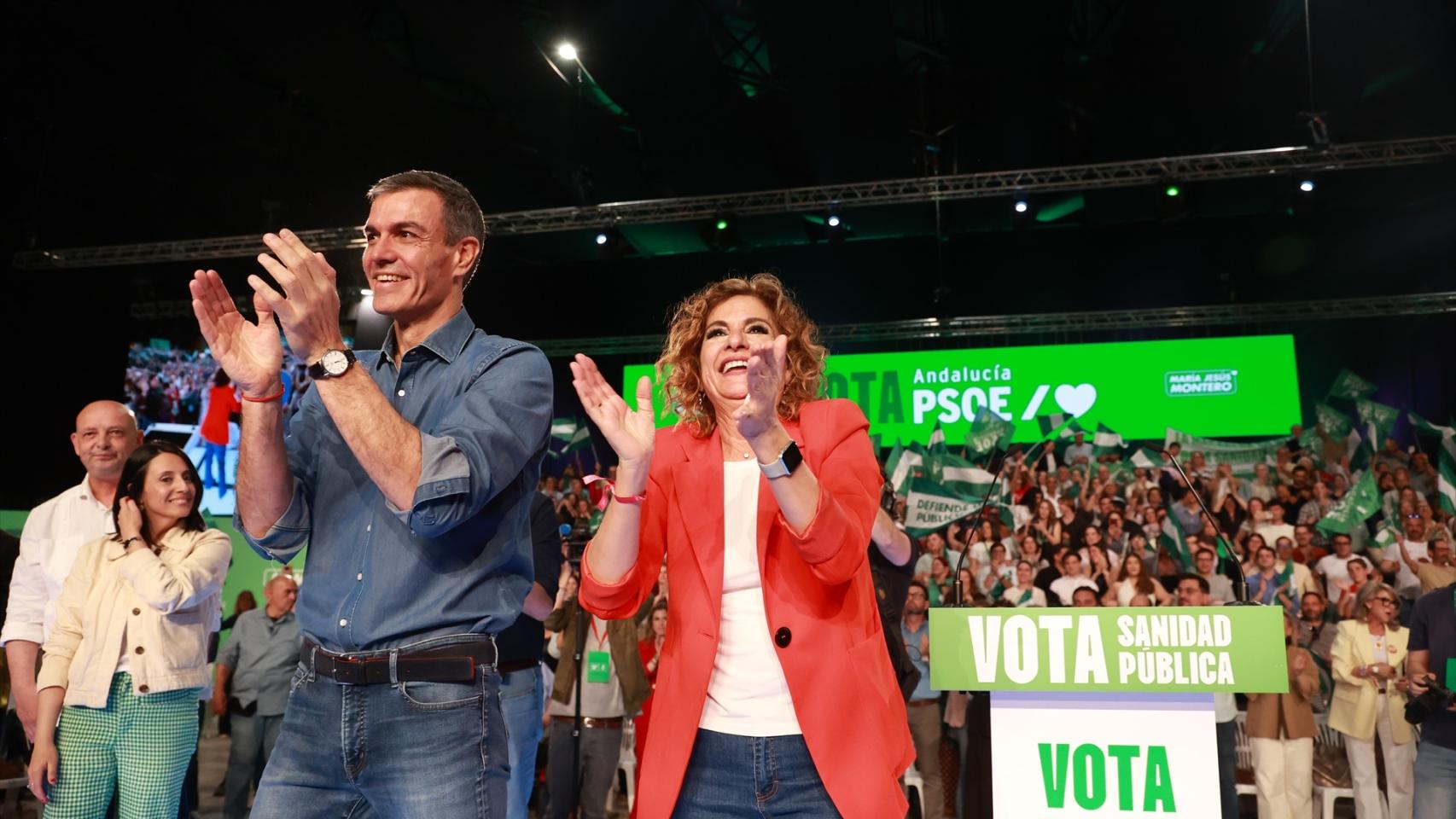 Pedro Sánchez y María Jesús Montero en el cierre de campaña en Sevilla