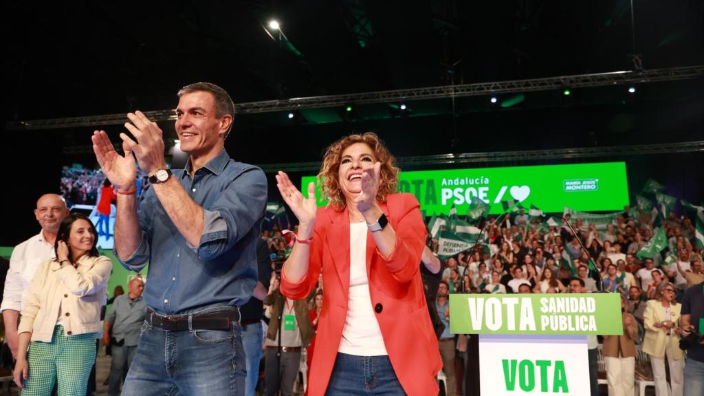 Pedro Sánchez y María Jesús Montero en el cierre de campaña en Sevilla