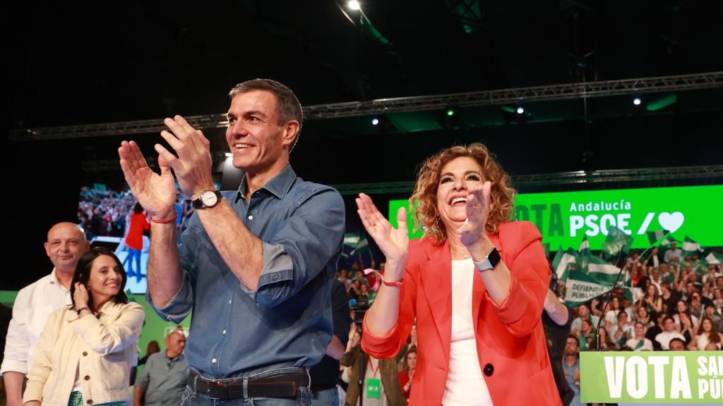Pedro Sánchez y María Jesús Montero en el cierre de campaña en Sevilla