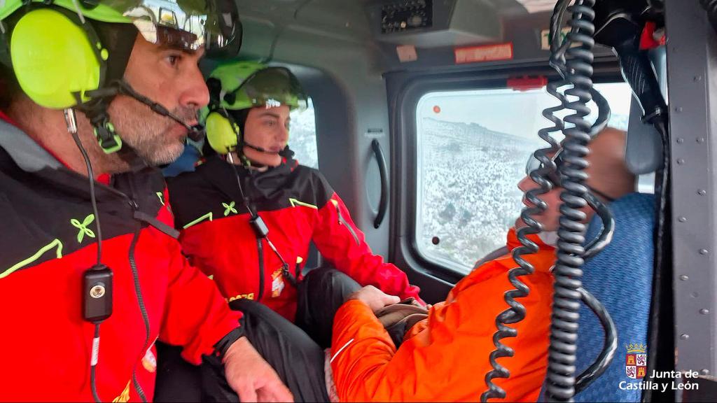 El peregrino italiano en el helicóptero del Grupo de Rescate de la Junta de Castilla y León