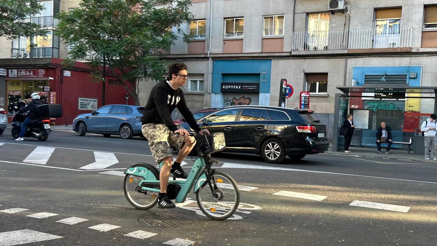 Una persona en un bicicleta del servicio Bizi.