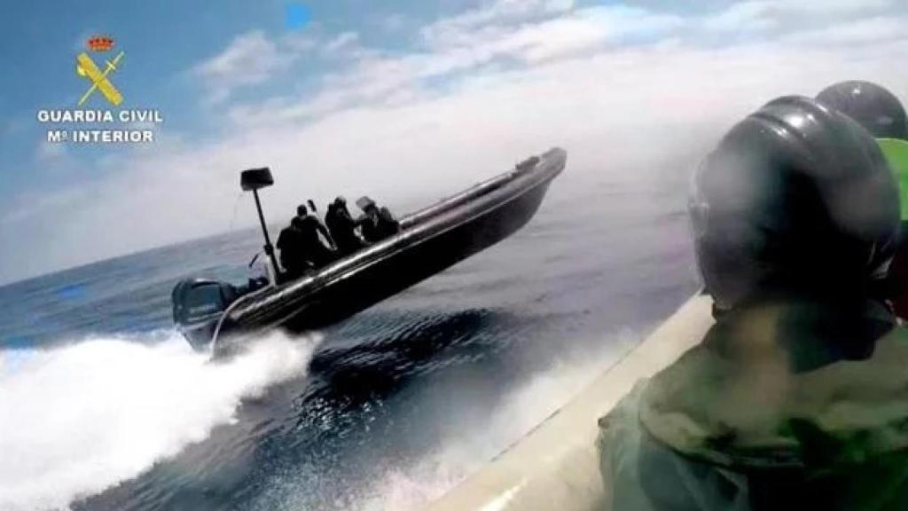 Agentes de la Guardia Civil persiguiendo una narcolancha a enorme velocidad.