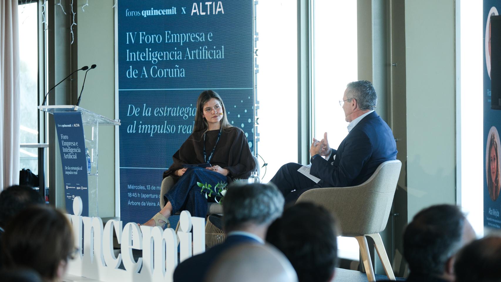 Alba Meijide habla con Ricardo Oliver, director de IA del BBVA, en el Foro Empresa e Inteligencia Artificial de A Coruña