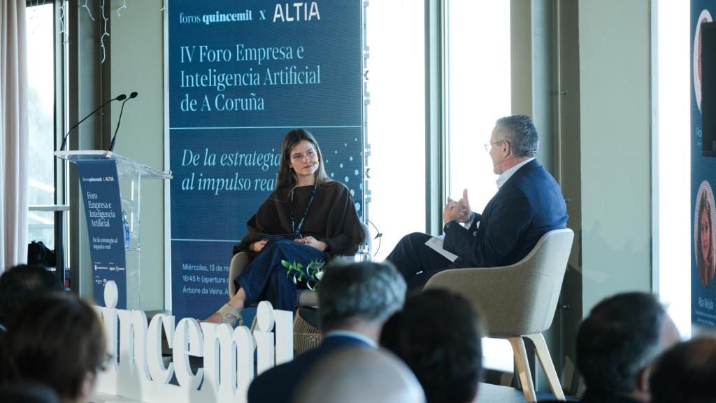 Alba Meijide habla con Ricardo Oliver, director de IA del BBVA, en el Foro Empresa e Inteligencia Artificial de A Coruña