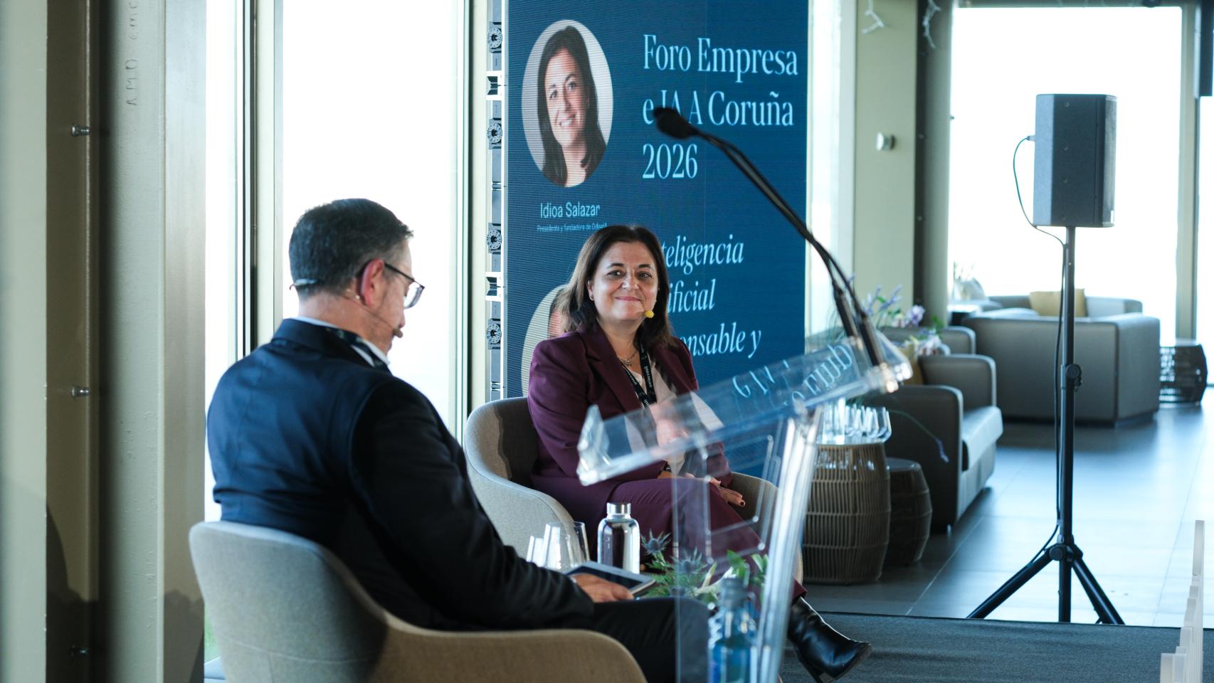 Idoia Salazar habla con Antonio Soto en el Foro Empresa e Inteligencia Artificial de A Coruña