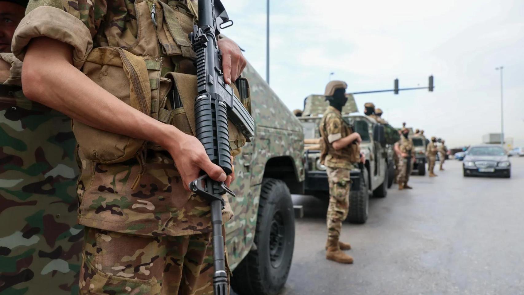 Soldados del ejército libanés custodian un puesto de control en Beirut, Líbano, el 14 de mayo de 2026.
