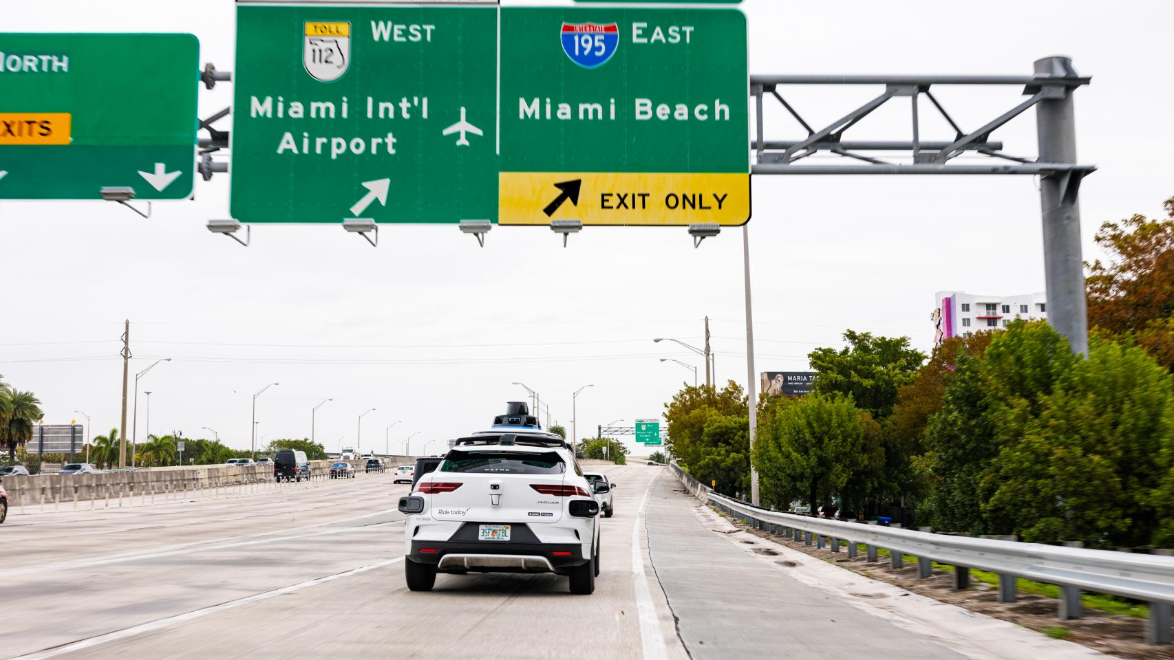 El coche de Waymo en una de las autovías de Miami.