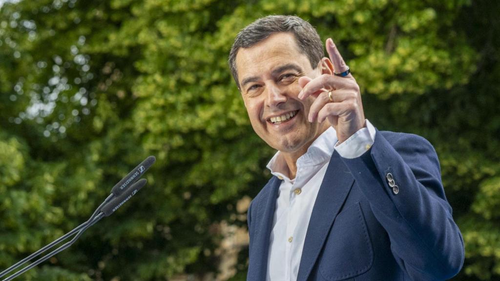 Juanma Moreno, participa en un acto de cierre de campaña electoral del Partido Popular.