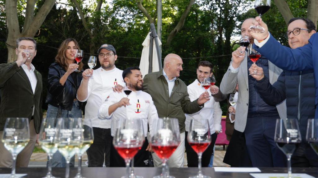 La concejala de Turismo, Eventos y Marca Ciudad del Ayuntamiento de Valladolid, Blanca Jiménez, y el alcalde de Valladolid, Jesús Julio Carnero, durante la inauguración oficial del evento 'Vino+Tapas', este viernes