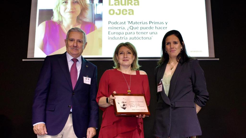El presidente de Aminer, Enrique Delgado, junto a la peri odista de El Español, Laura Ojea, y Estefanía Delgado Rich, gerente ejecutiva de Aminer en la entrega del VII Premio de Periodismo de la Asociación