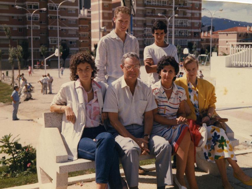 Begoña Caamaño, á esquerda da imaxe con vaqueiros, cos seus pais e os seus irmáns.