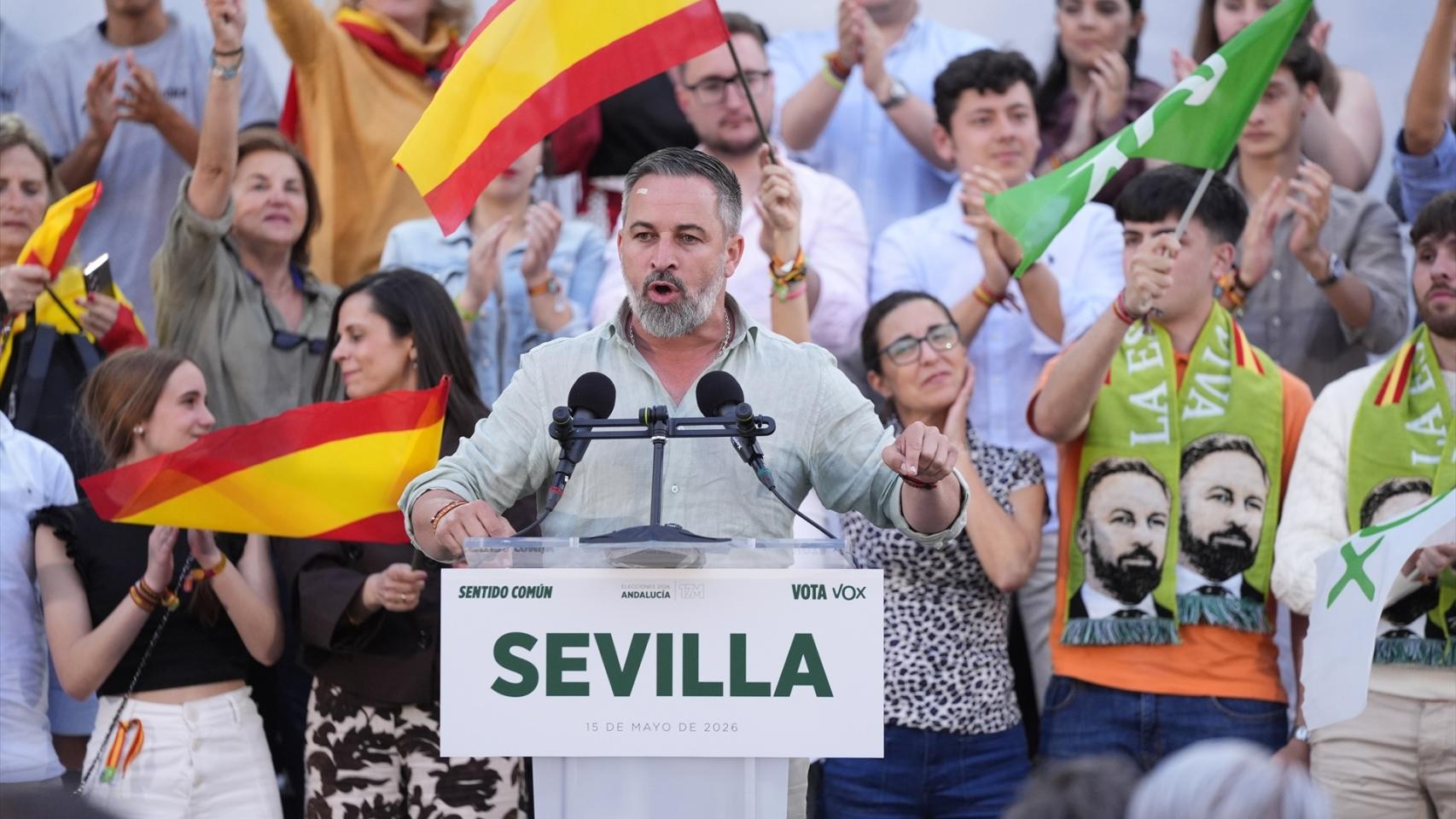 El presidente de Vox, Santiago Abascal, interviene en el mitin cierre de campaña que la formación verde ha celebrado en Sevilla.
