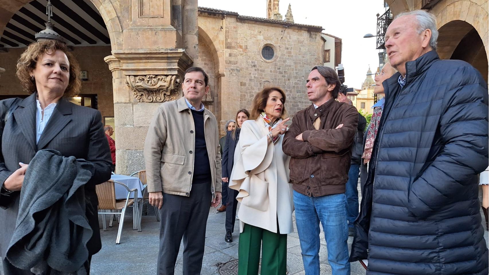 El presidente de la Junta de Castilla y León en funciones, Alfonso Fernández Mañueco, junto al expresidente del Gobierno José María Aznar y su esposa, Ana Botella, durante su visita a Salamanca, este viernes