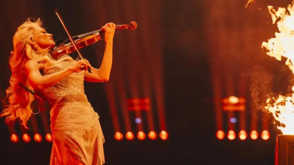 Los finlandeses Linda Lampenius y Pete Parkkonen durante la primera semifinal de Eurovisión 2026.