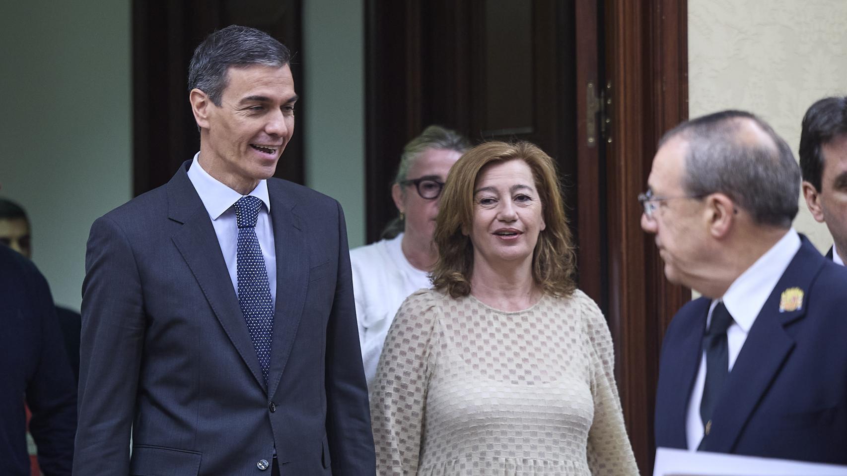 El presidente del Gobierno, Pedro Sánchez, acompañado de la presidenta del Congreso de los Diputados, Francina Armengol.