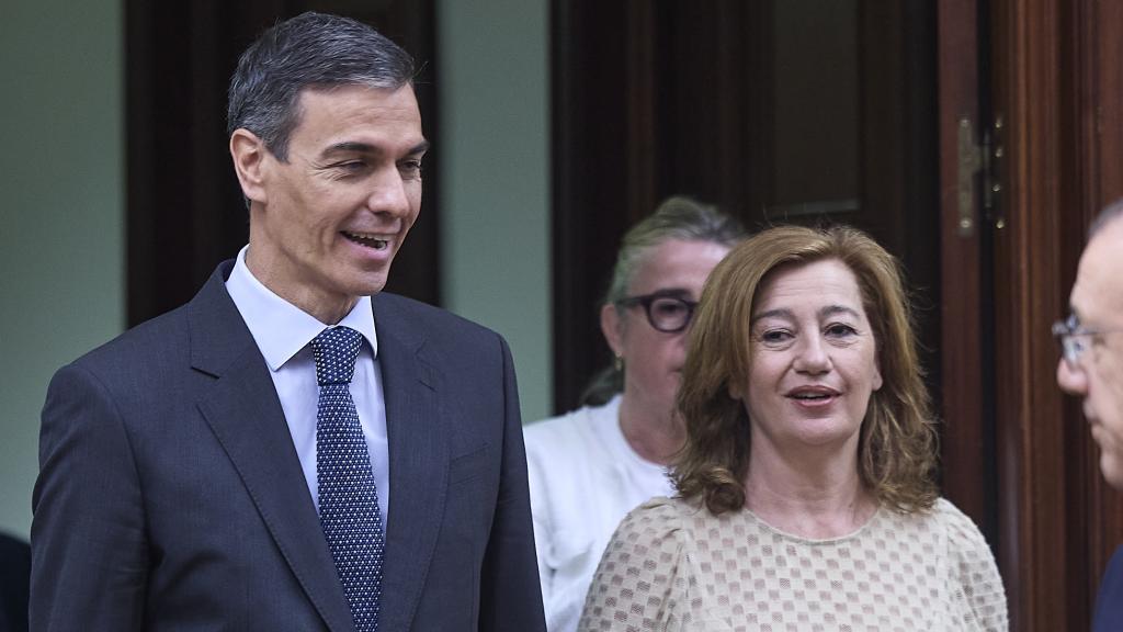 El presidente del Gobierno, Pedro Sánchez, acompañado de la presidenta del Congreso de los Diputados, Francina Armengol.