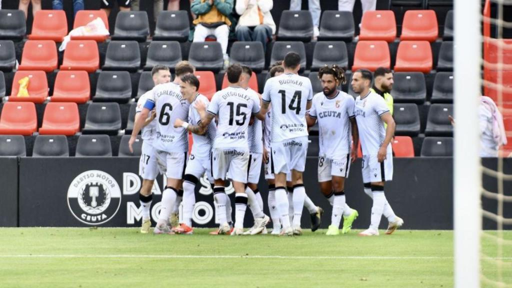 Los jugadores del AD Ceuta FC celebran un gol en el estadio Alfonso Murube.