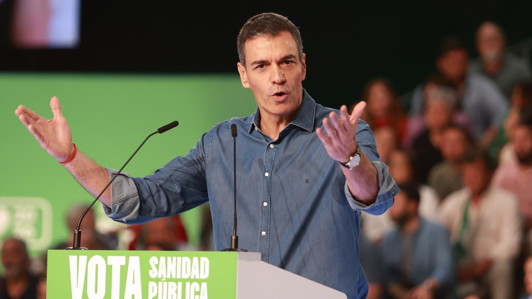 El secretario general del PSOE y presidente del Gobierno, Pedro Sánchez, interviene en el acto de cierre de campaña de los socialistas andaluces. A 15 de mayo de 2026 en Sevilla (Andalucía, España).