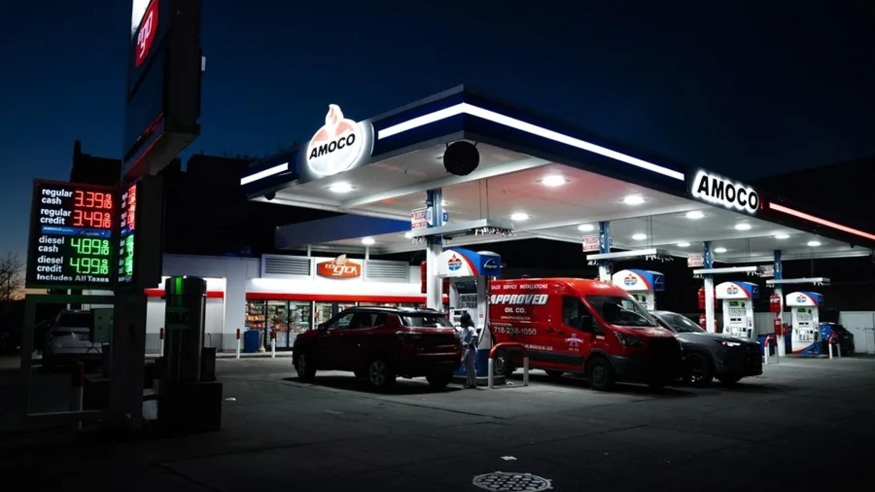 Vehículos haciendo cola para repostar en una gasolinera Amoco, en Nueva York.