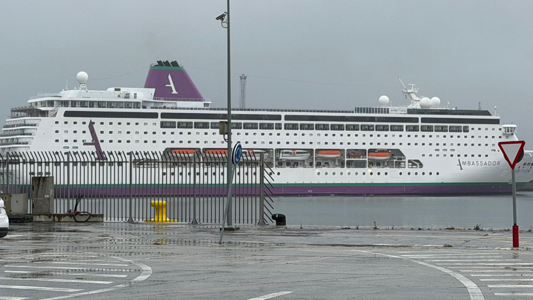 El crucero Ambition este sábado a su llegada a A Coruña