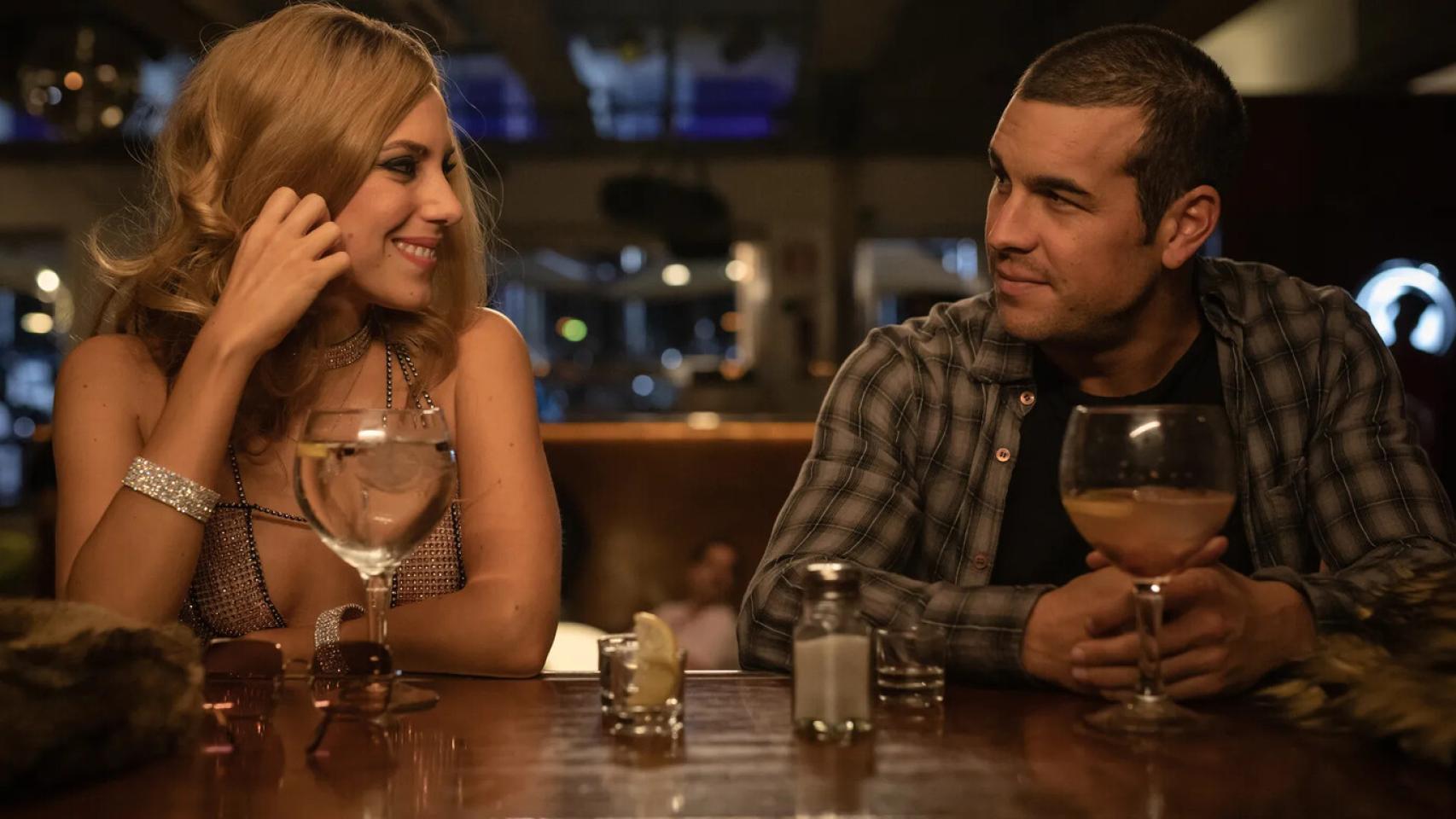Aura Garrido y Mario Casas en una escena de 'El Inocente'.