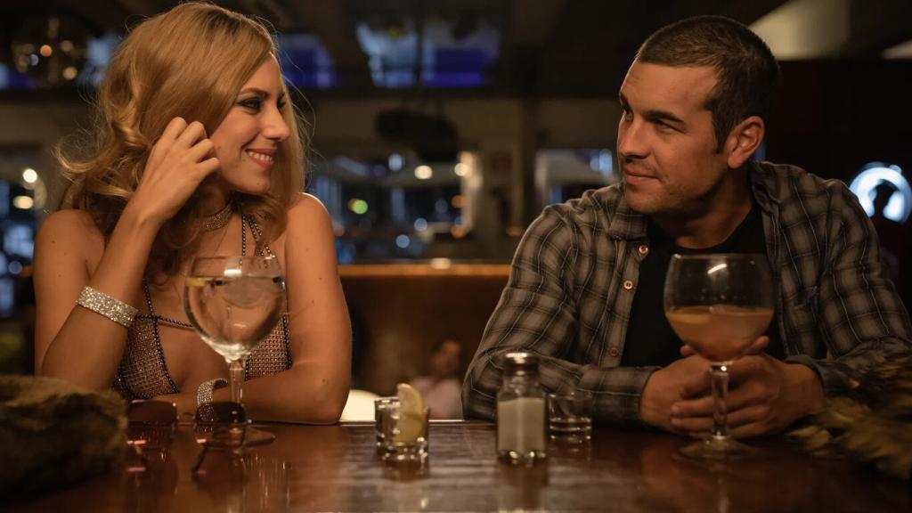 Aura Garrido y Mario Casas en una escena de 'El Inocente'.