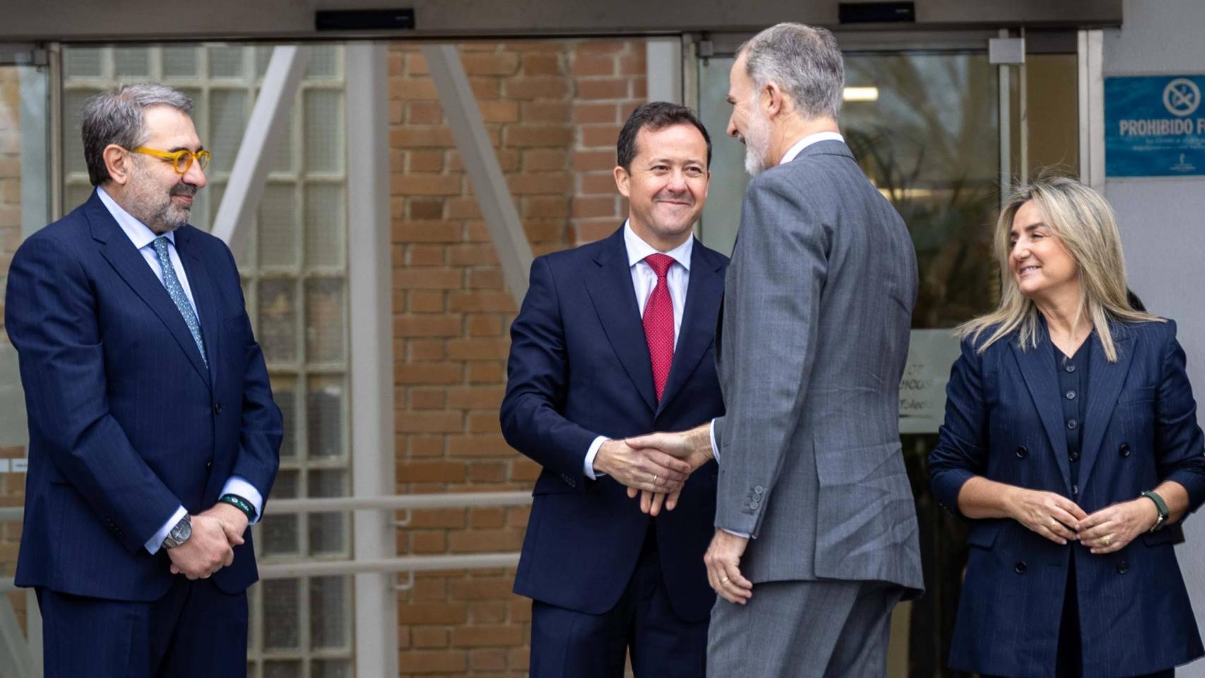 El Rey Felipe VI saluda al alcalde de Toledo durante una visita al Hospital Nacional de Parapléjicos en febrero de 2025.