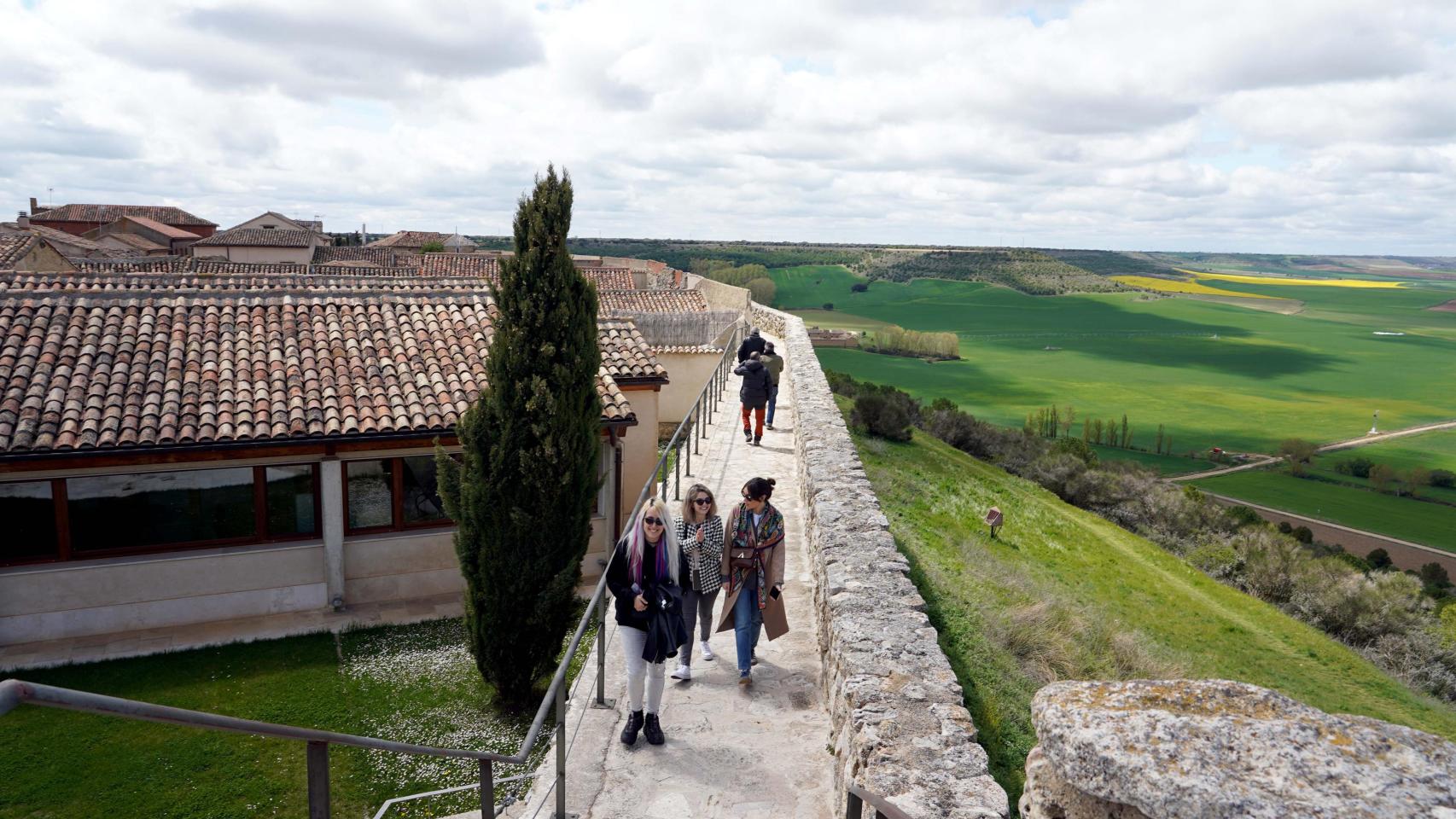 Turistas en la muralla de Urueña
