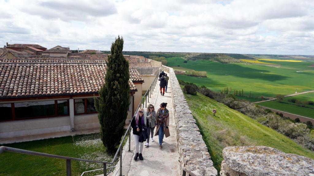 Turistas en la muralla de Urueña