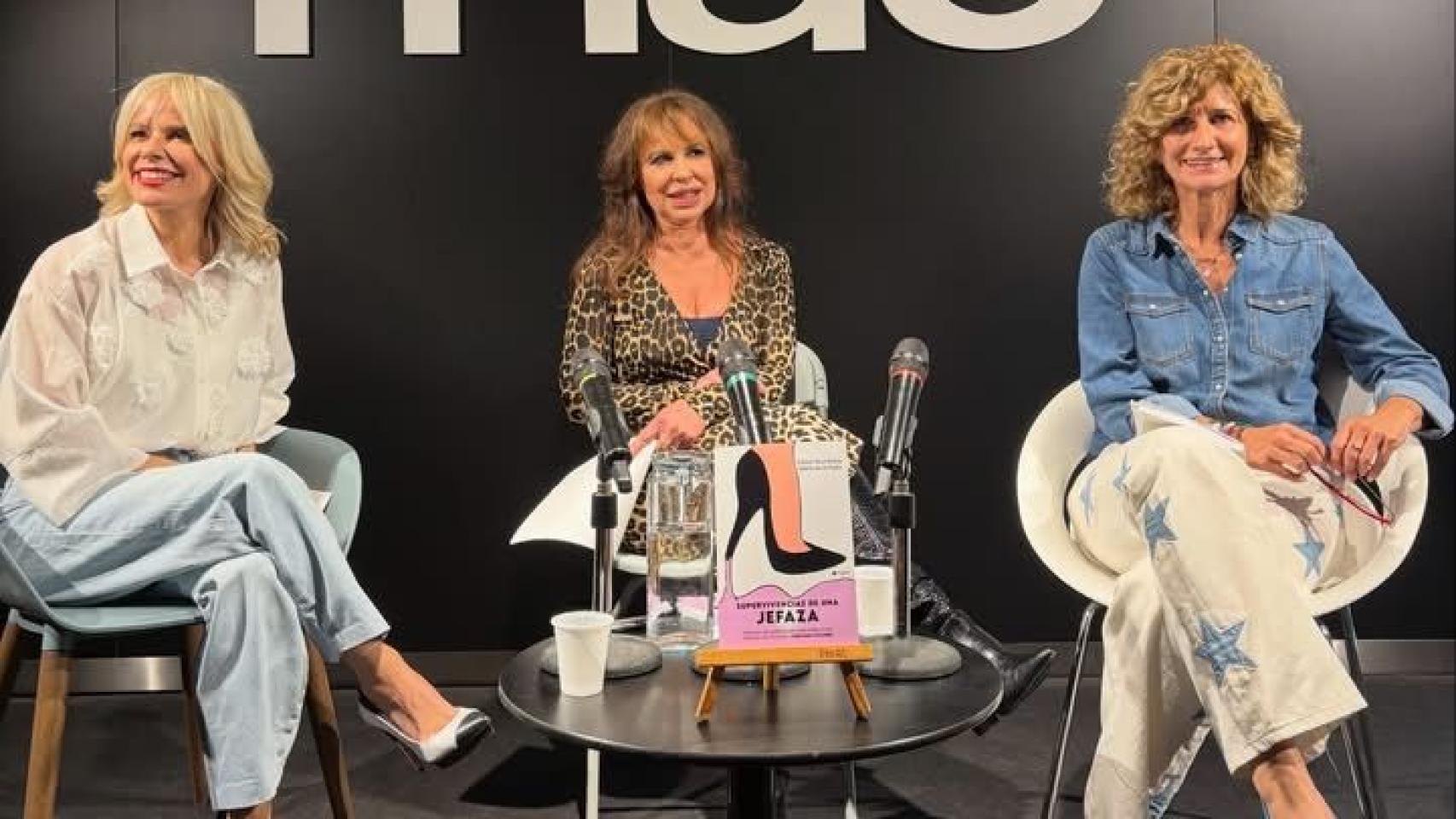 María de la Peña, Vicky Larraz y Esther Ruiz Moya, de izquierda a derecha, durante la presentación.