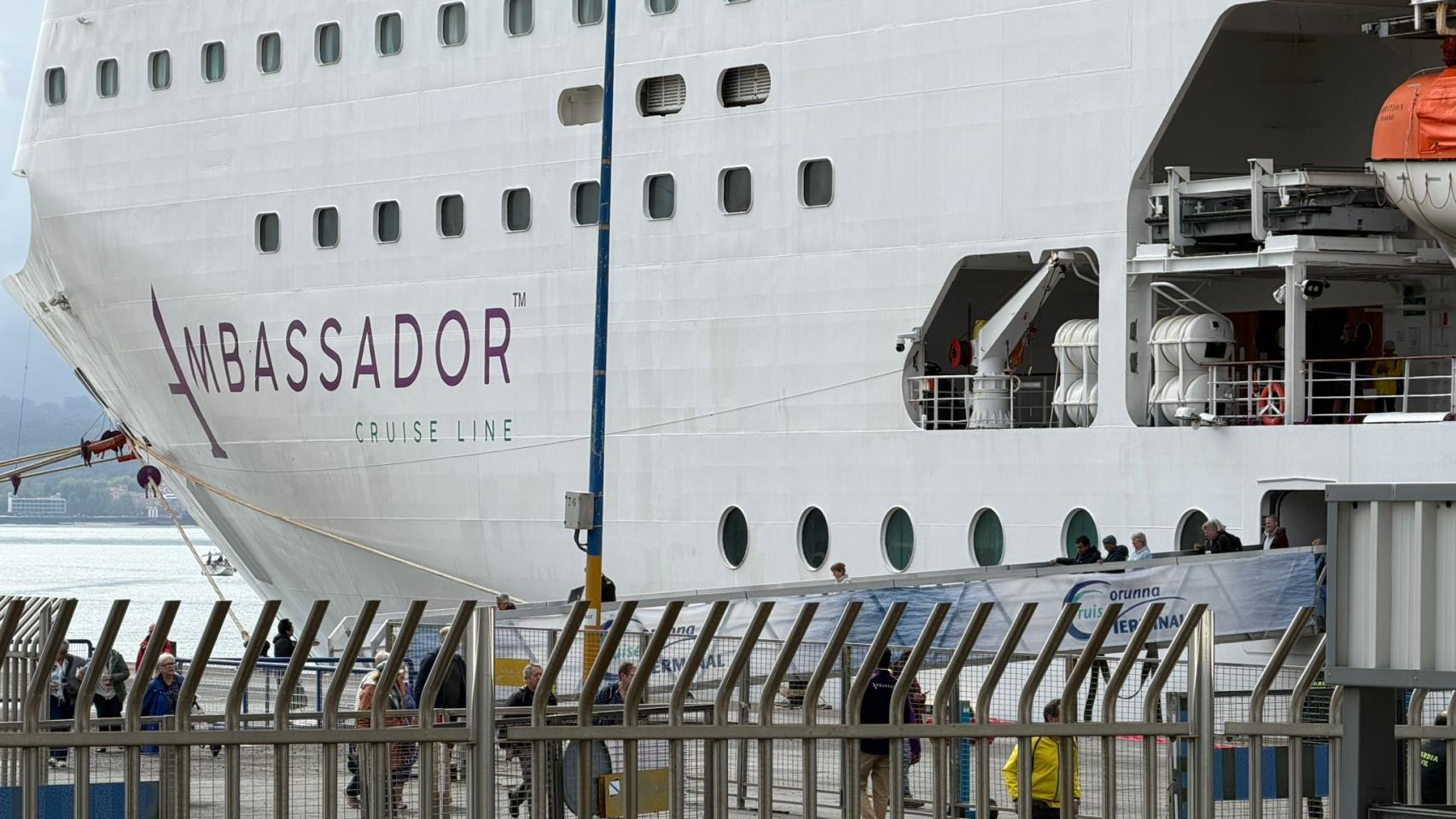 Los primeros pasajeros del Ambition desembarcando en A Coruña