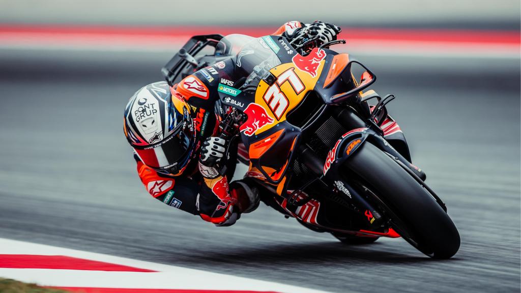 Pedro Acosta traza un viraje con su KTM, en el circuito de Barcelona-Cataluña.