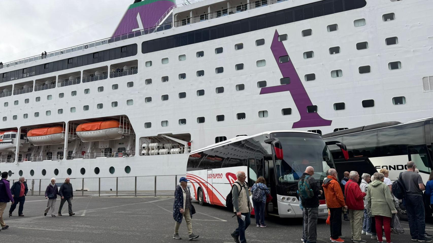 Pasajeros del crucero Ambition desembarcando en A Coruña este sábado
