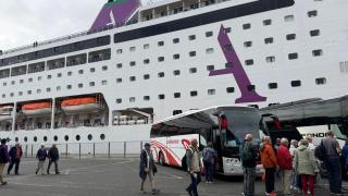 Pasajeros del crucero Ambition desembarcando en A Coruña este sábado