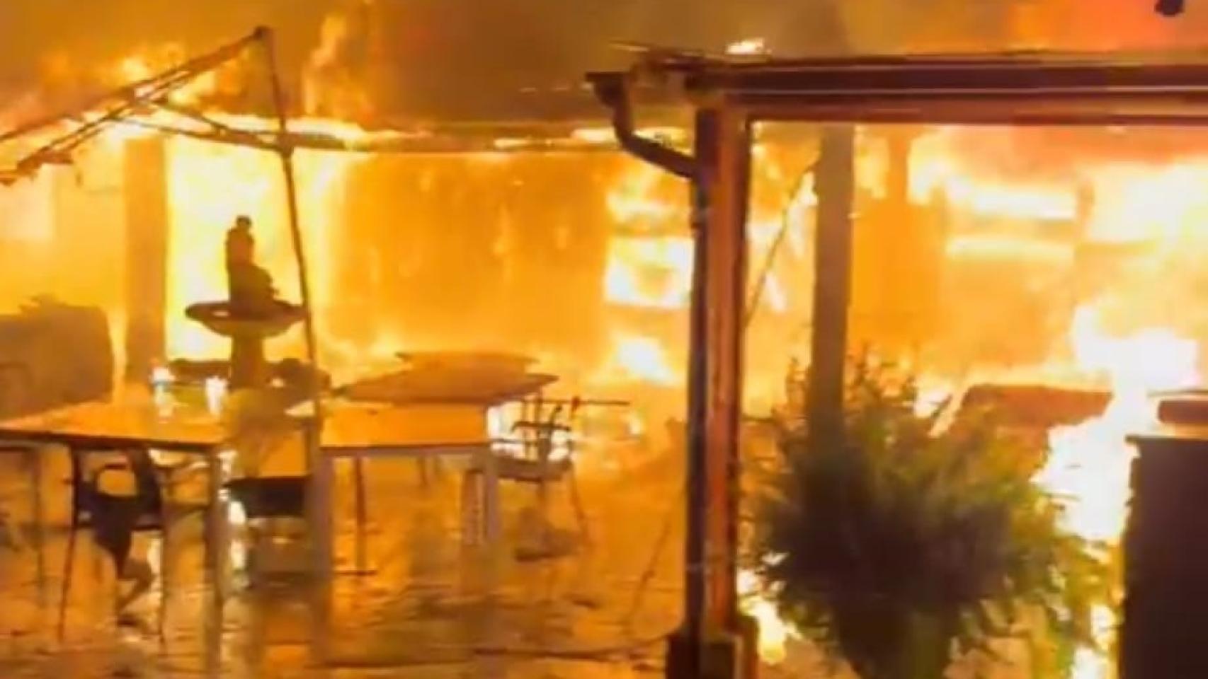 Imagen del incendio de anoche en un restaurante en Sada (A Coruña)