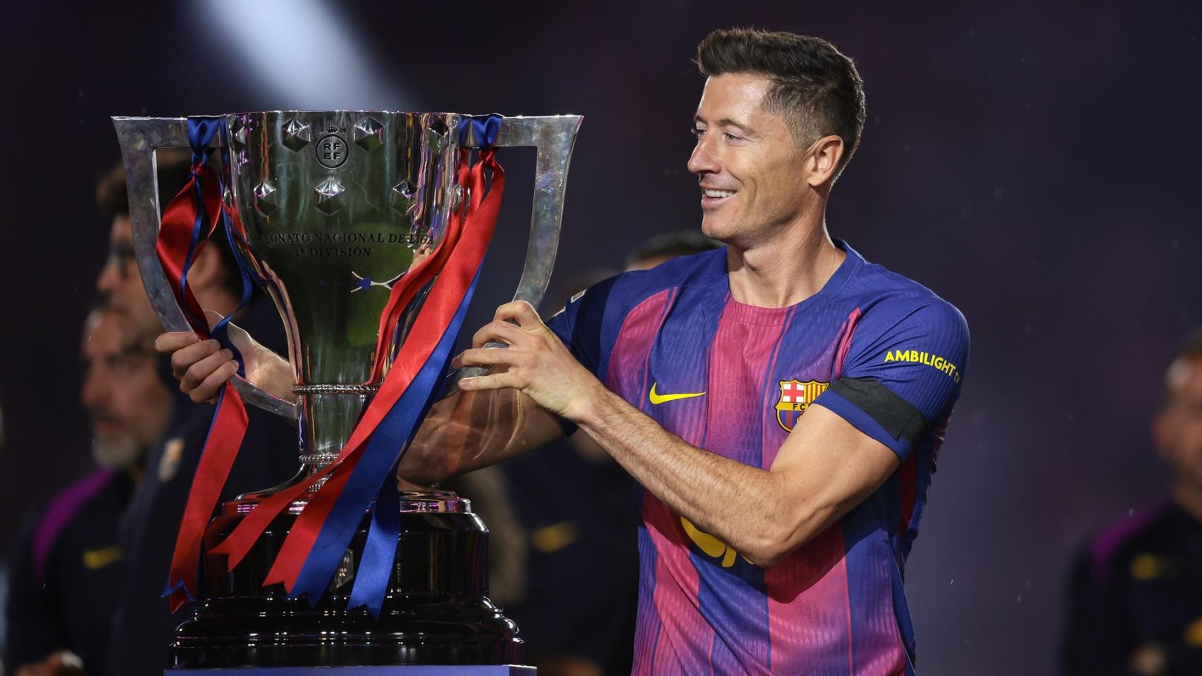 Robert Lewandowski, con el trofeo de La Liga 2025/26