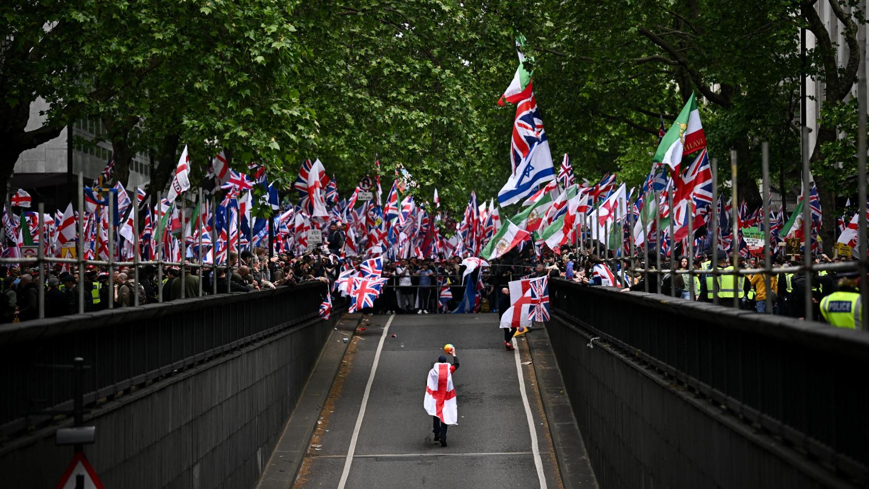 Manifestantes se congregan preparándose para marchar el día de una concentración Unite the Kingdom organizada por el activista británico antiinmigración Stephen Yaxley-Lennon, también conocido como Tommy Robinson, en Londres a 16 de mayo de 2026.