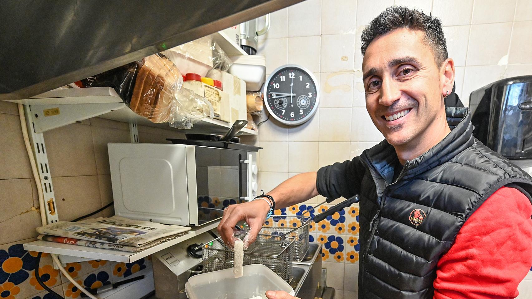Jorge Villegas, en el bar de la Peña San Vicente, donde tiene una carta 100% sin gluten