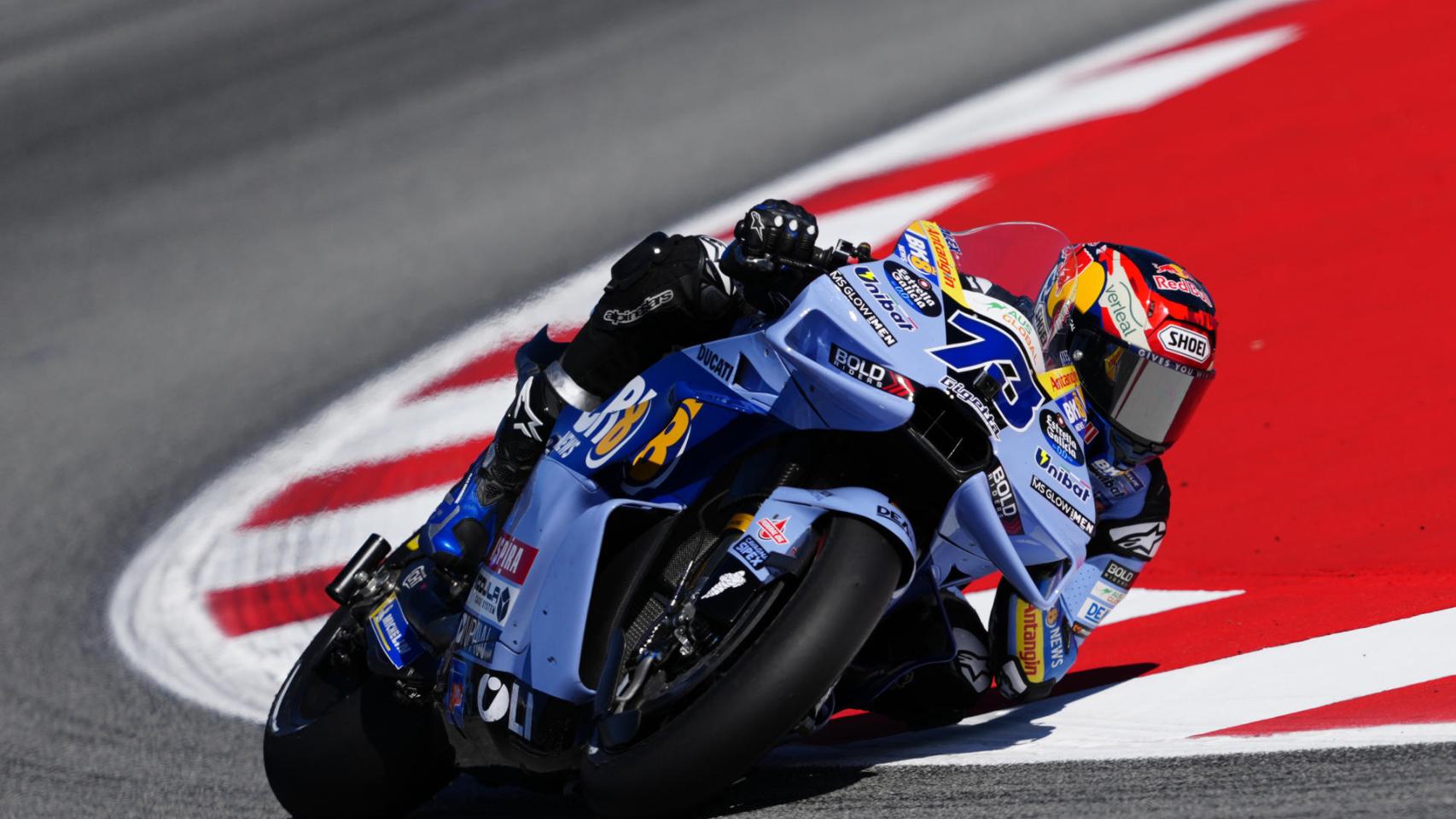 Álex Márquez traza un viraje con su GP26 durante la carrera al sprint, en el circuito de Barcelona-Cataluña.