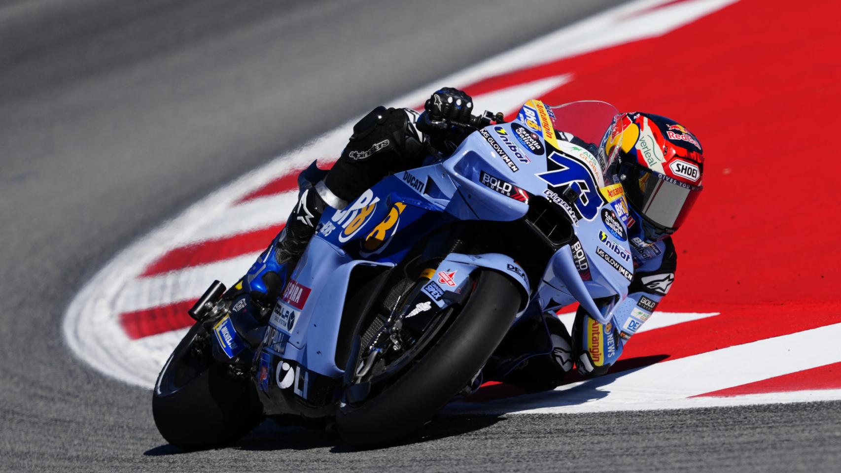 Álex Márquez traza un viraje con su GP26 durante la carrera al sprint, en el circuito de Barcelona-Cataluña.