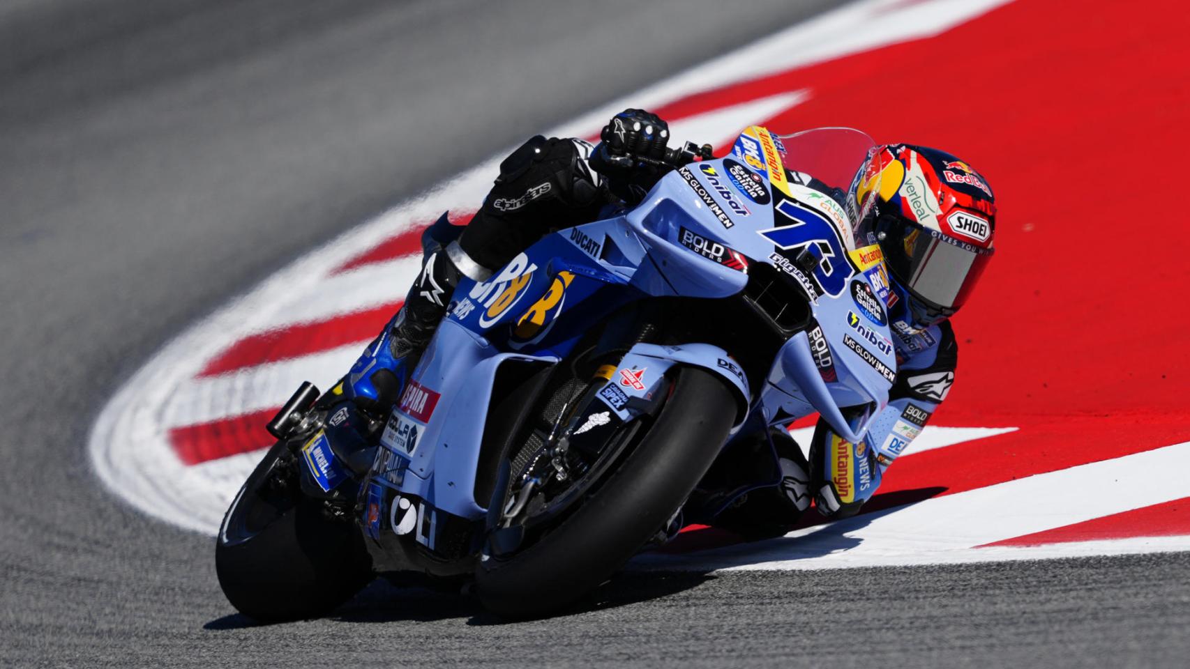 Álex Márquez traza un viraje con su GP26 durante la carrera al sprint, en el circuito de Barcelona-Cataluña.