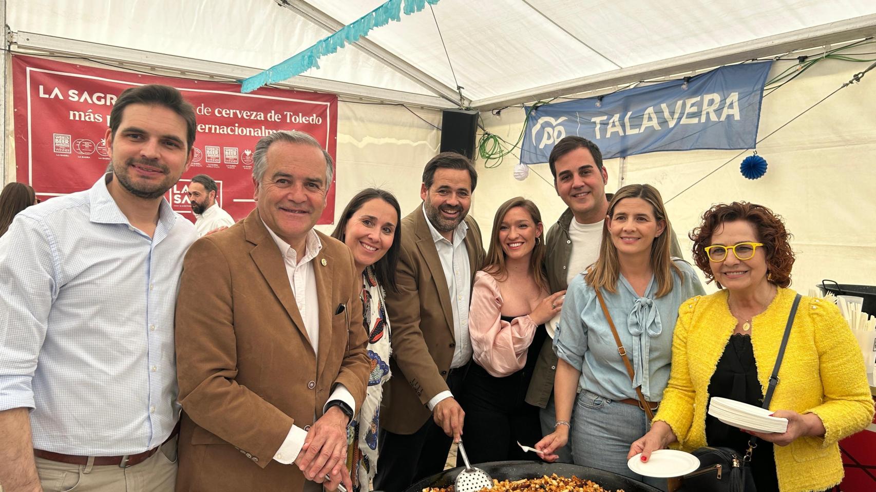 Paco Núñez, en el centro, en la caseta del PP en las ferias de San Isidro, en Talavera de la Reina.