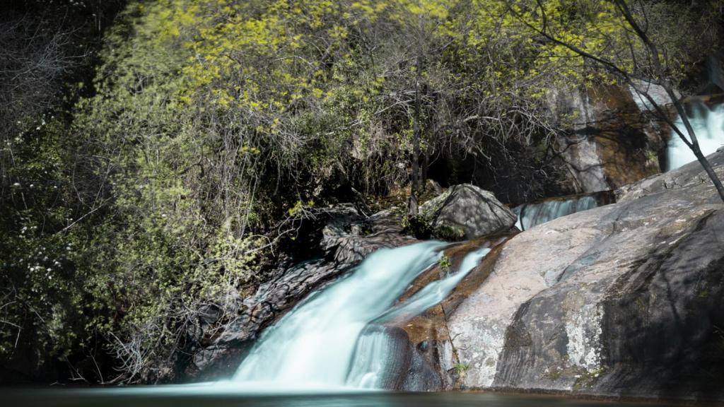 Cascada en la ruta del Desfiladero de Nogaledas situada en la localidad cacereña de Navaconcejo